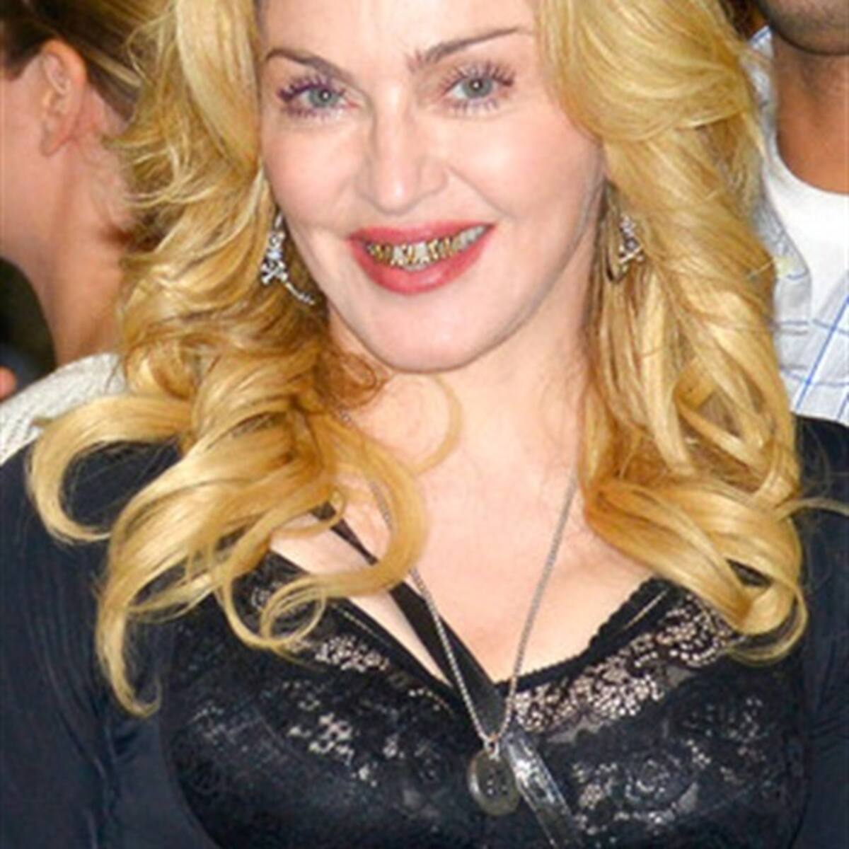 WTF! Madonna aparece con unos dientes dorados en su más reciente visita a Roma