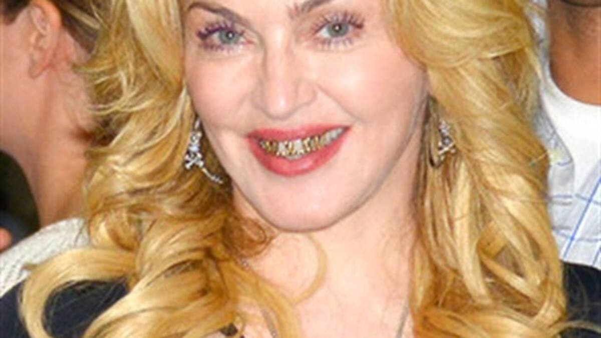 WTF! Madonna aparece con unos dientes dorados en su más reciente visita a Roma