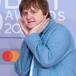 Lewis Capaldi sorprende tocando en la calle y una mujer le da una moneda