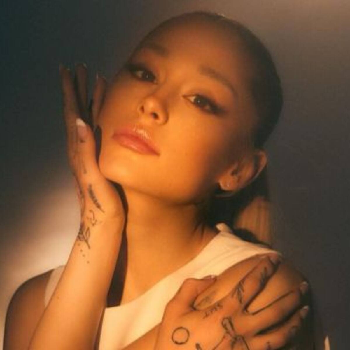 Ariana Grande se sacude de críticas por su nuevo tema