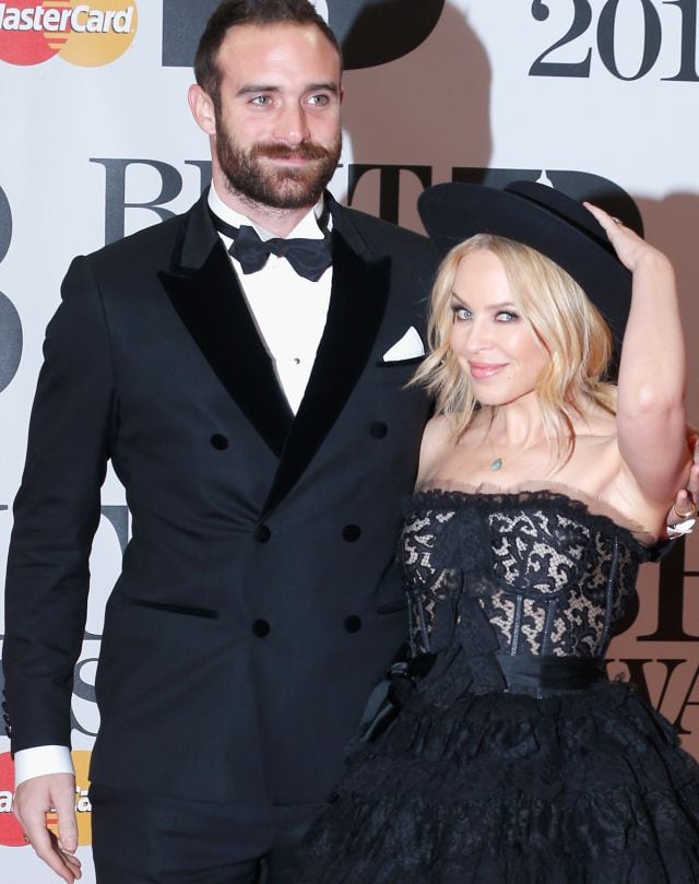 GETTY/ Kylie Minogue y Joshua Sasse, una pareja enamorada.