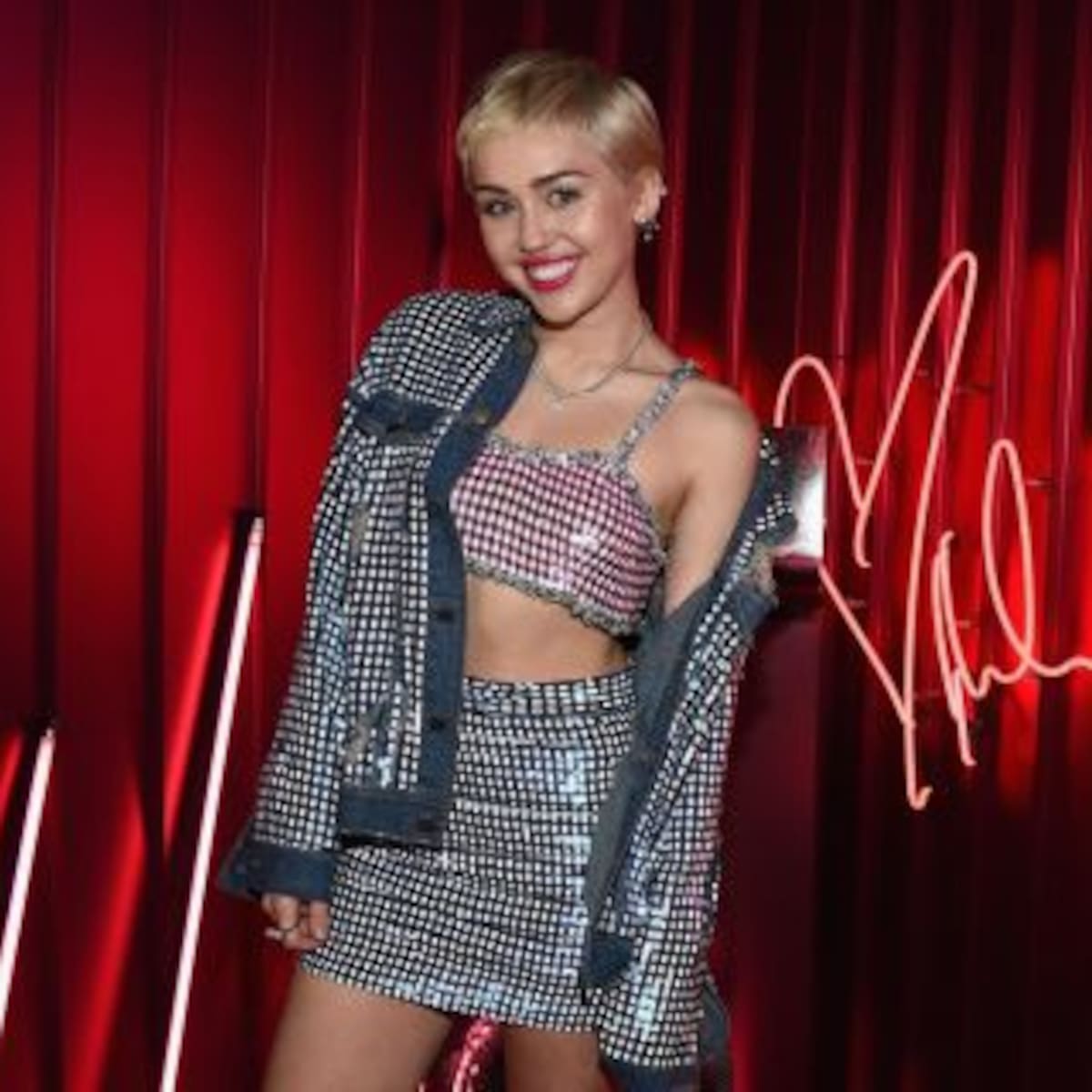 Miley Cyrus le pone la cara a una marca de maquillaje
