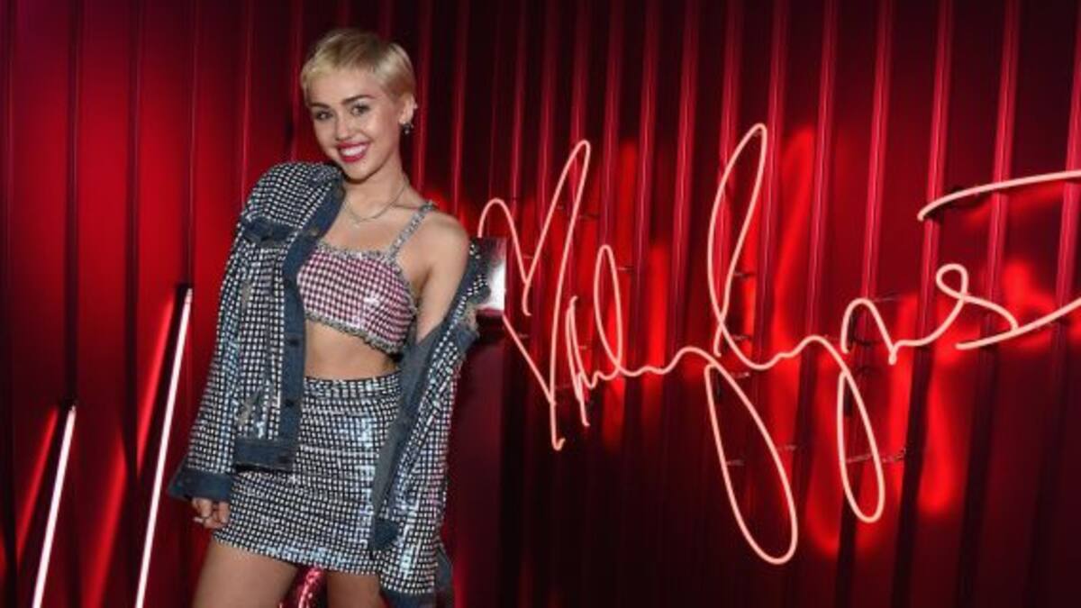 Miley Cyrus le pone la cara a una marca de maquillaje