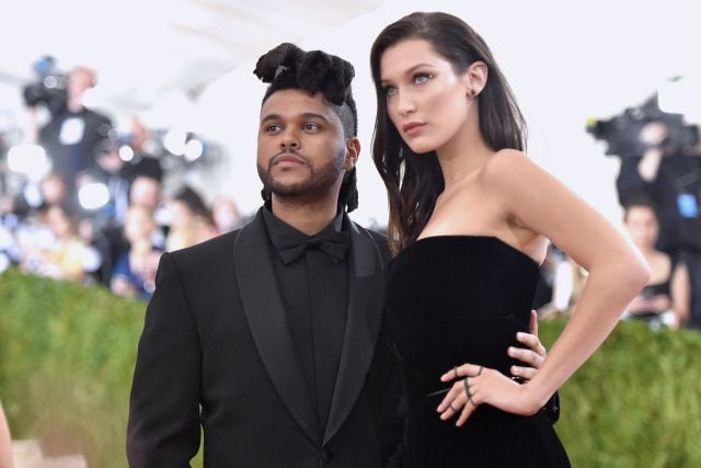 El cantante The Weeknd y la modelo Bella Hadid, en la Gala Met de 2016.