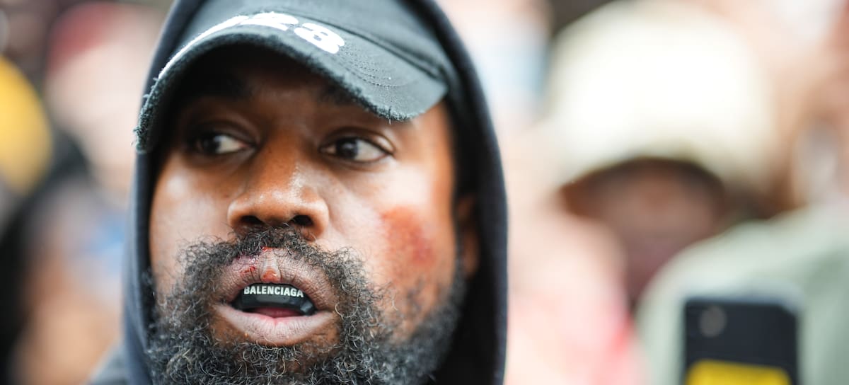 Ye (Kanye West) luce un protector bucal de boxeo de Balenciaga a la salida de Givenchy, durante la Semana de la Moda de París el 2 de octubre de 2022 en París, Francia.