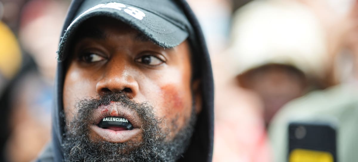 Ye (Kanye West) luce un protector bucal de boxeo de Balenciaga a la salida de Givenchy, durante la Semana de la Moda de París el 2 de octubre de 2022 en París, Francia.