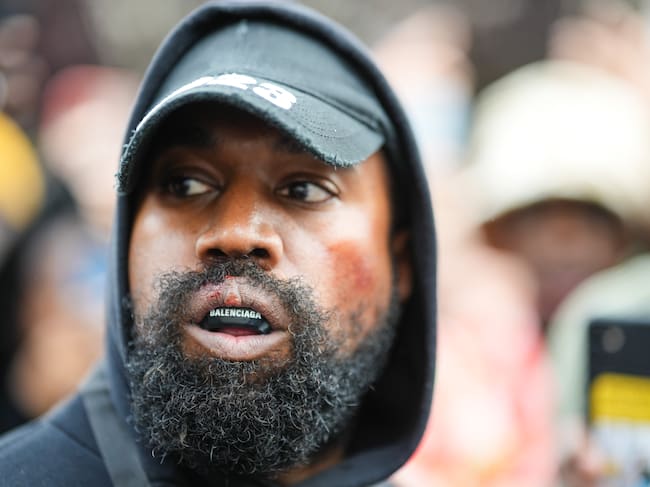 Ye (Kanye West) luce un protector bucal de boxeo de Balenciaga a la salida de Givenchy, durante la Semana de la Moda de París el 2 de octubre de 2022 en París, Francia.