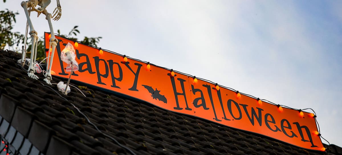 Cartel de 'Feliz Halloween' por el Día de los Muertos