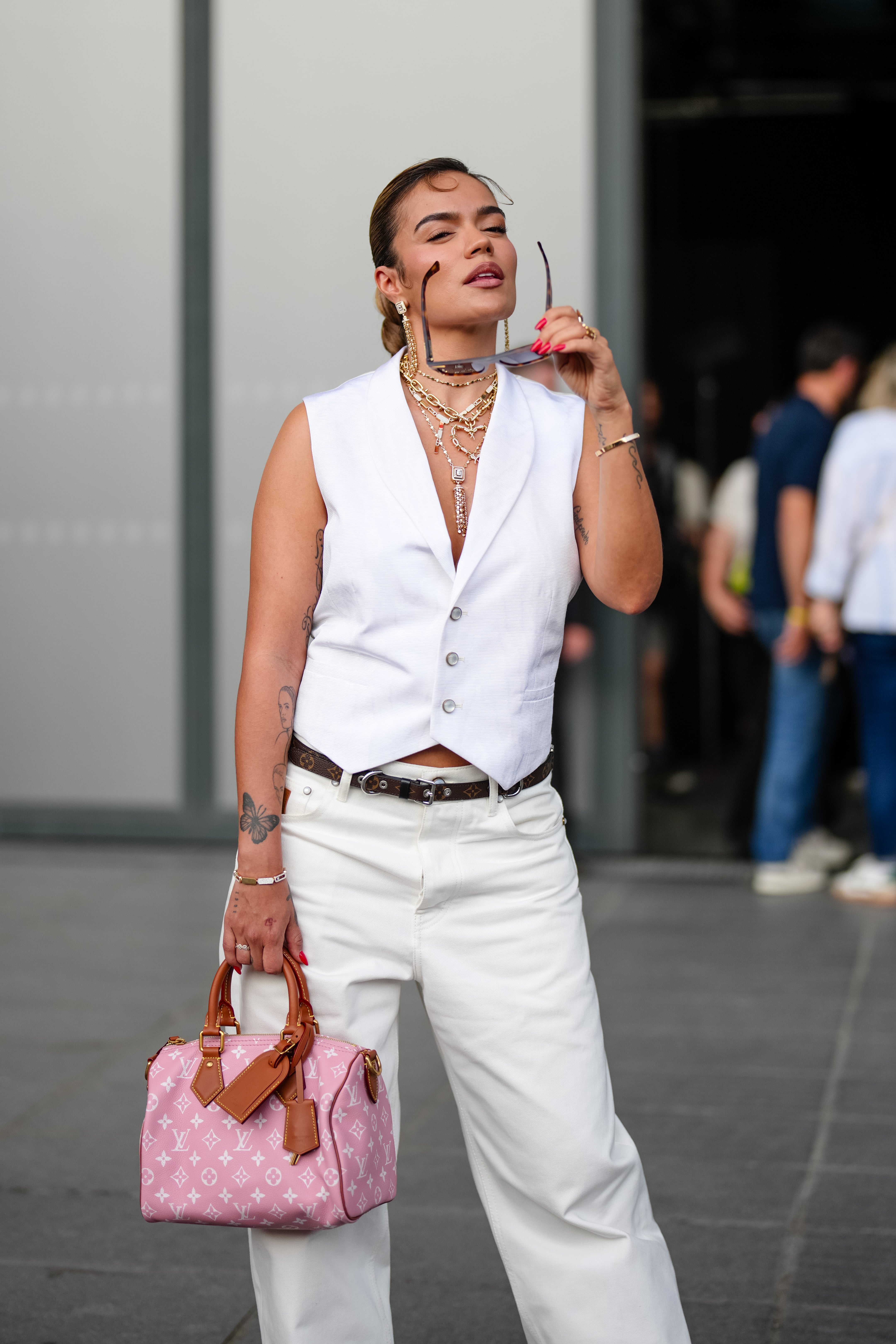 Karol G en el desfile de Louis Vuitton de este verano