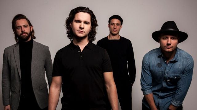 Lukas Graham no es un solista, es un grupo. Y el de la derecha no es de Arkansas, sino danés.