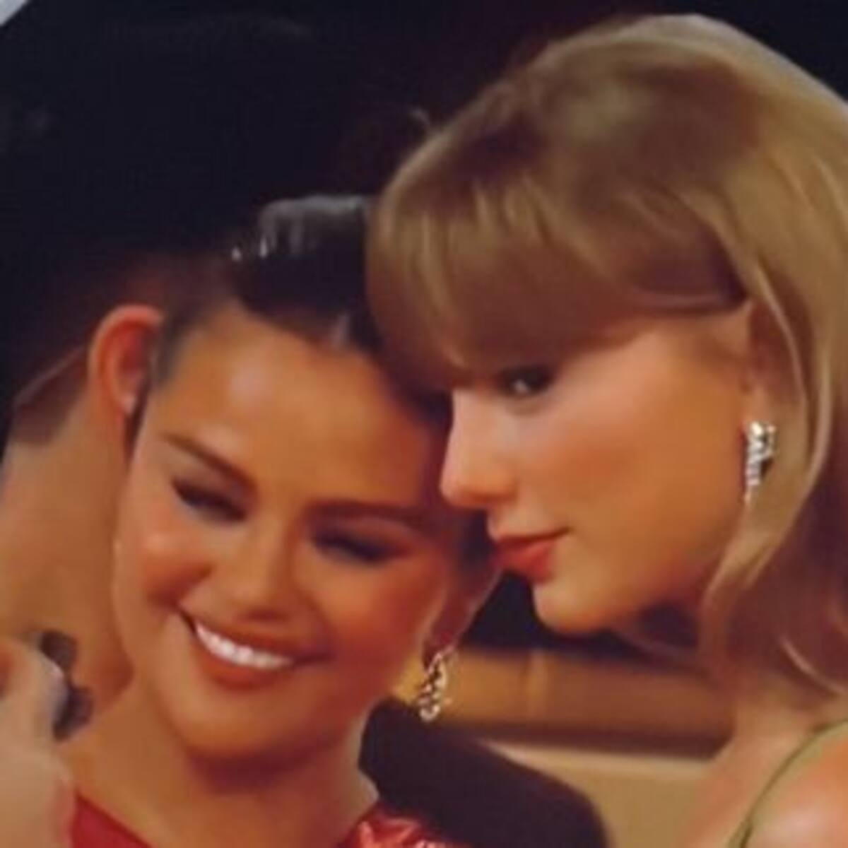 El tierno momento entre Selena Gómez y Taylor Swift en los Globos de Oro