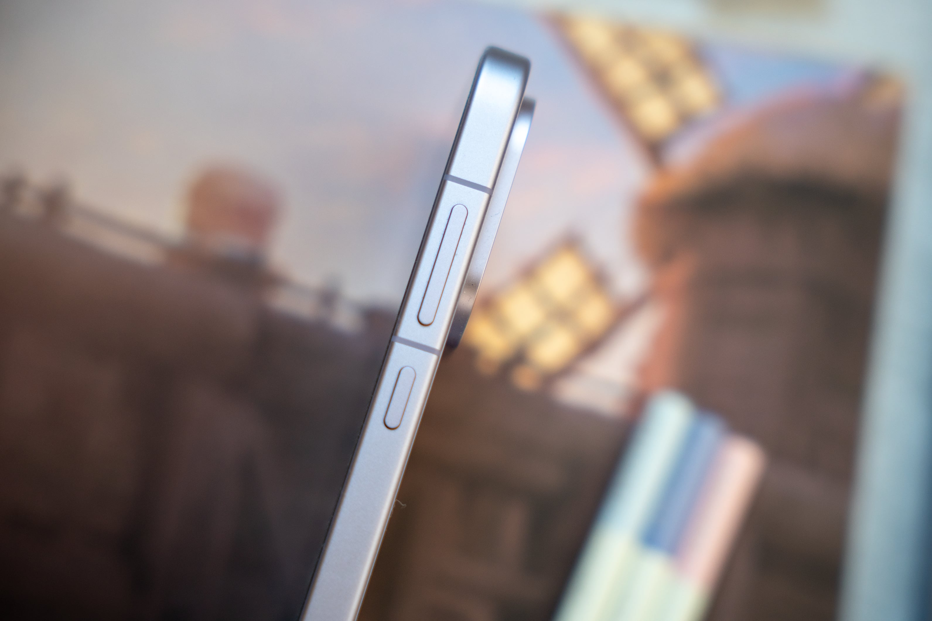 OnePlus 15 &#039;Ultra Violet&#039;: el color más atrevido del nuevo flagship de la marca.