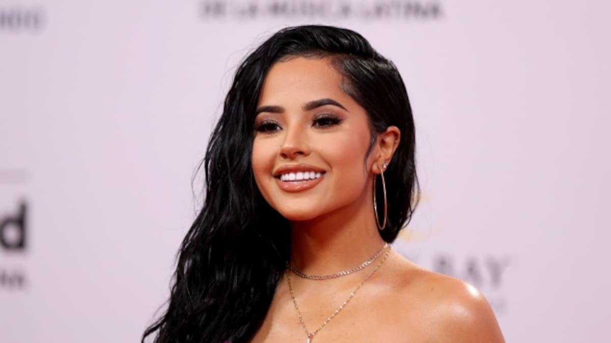 Becky G estrena su sencillo "Mala Santa"