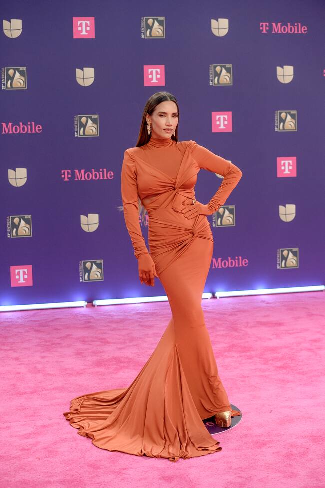 Más representación española, en esta ocasión, con India Martínez que últimamente nos ha sorprendido con su colaboración con Will Smith. La cordobesa apostó al rojo y con poca piel a la vista.