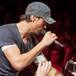 Una fan se le tiró encima a Enrique Iglesias