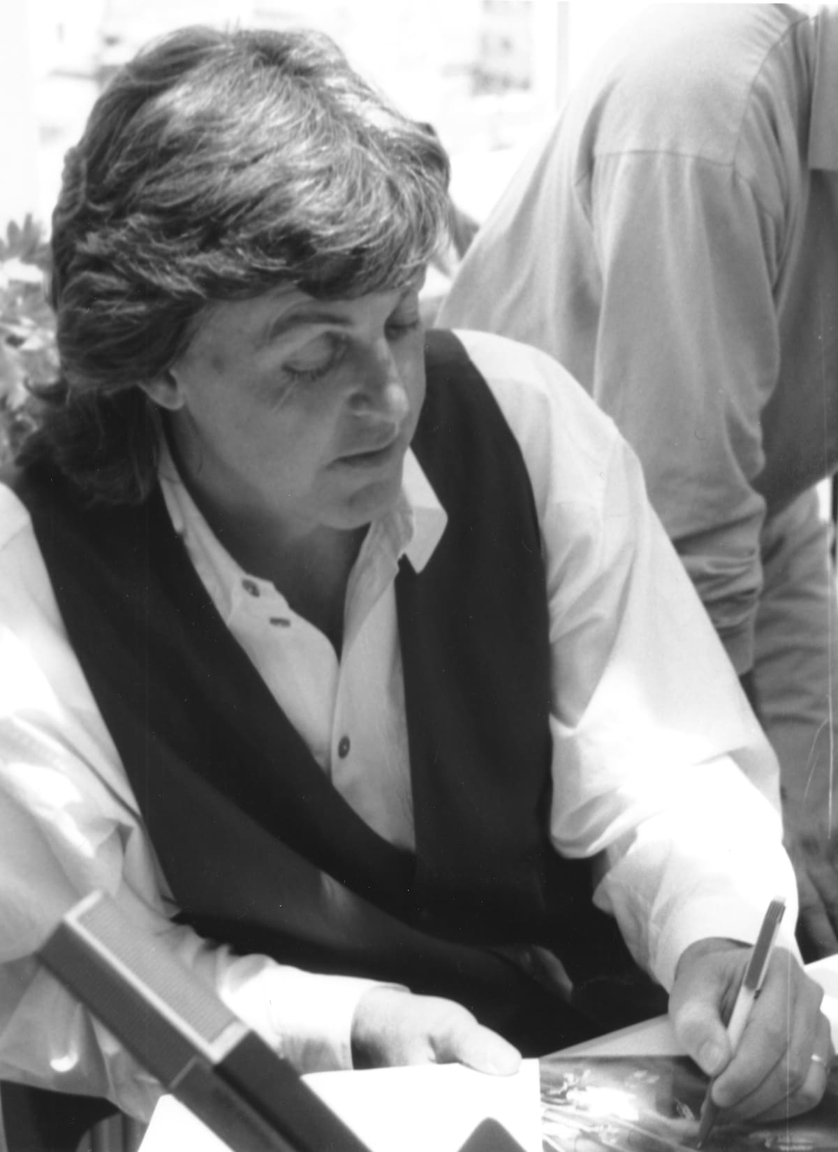 Sir Paul McCartney no dejó solo su nombre como 'padrino' de nuestros estudios sino que también dejó su firma con su mágina mano izquierda.