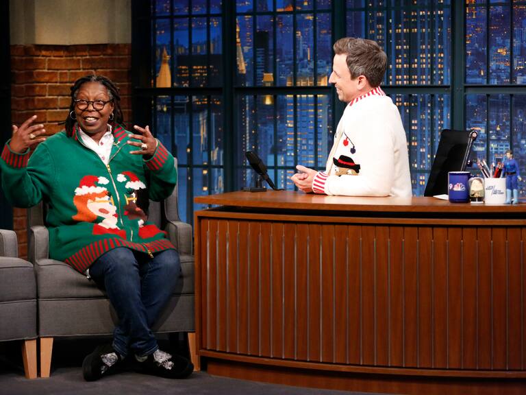 Late Night with Seth Meyers y Whoopy Goldberg.