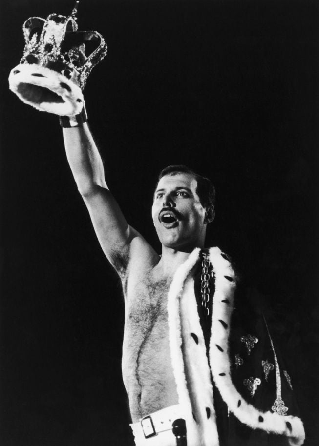 Freddie Mercury con la famosa corona que llevó en la última gira de Queen en 1986.