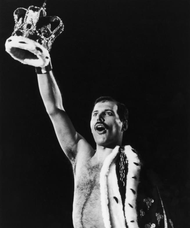 Freddie Mercury con la famosa corona que llevó en la última gira de Queen en 1986.