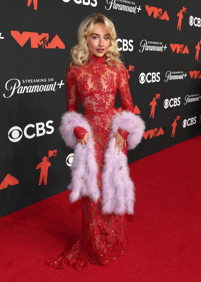 Hubo un tiempo en el que los rojos y los rosas en todas sus variedades no casaban. Pero parece que Sabrina Carpenter es una de las que rompió este mito con este Valentino de encaje y estola de peluche lila.