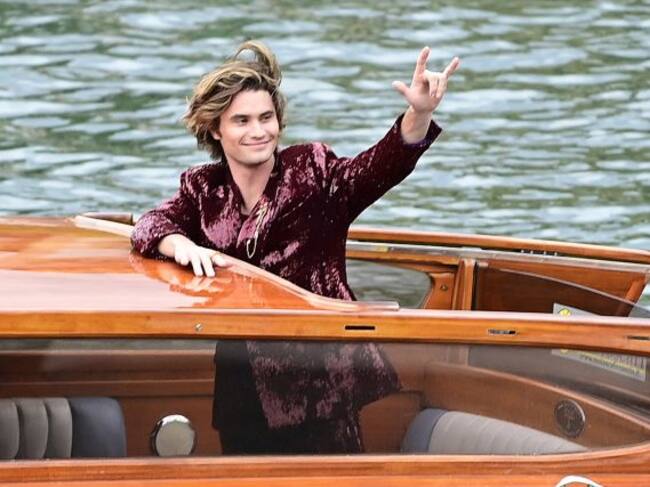 Chase Stokes, invitado del desfile de Dolce & Gabbana.