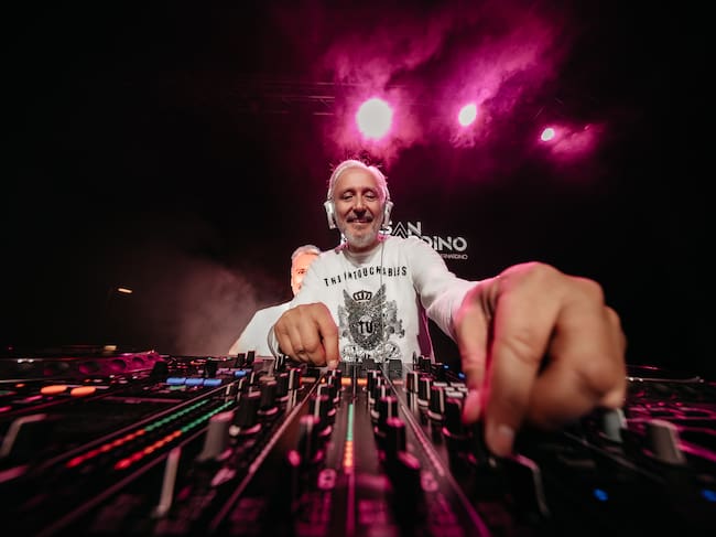 San Bernardino en la mesa de mezclas con la mejor música del momento.