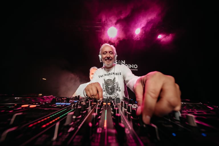 San Bernardino en la mesa de mezclas con la mejor música del momento.