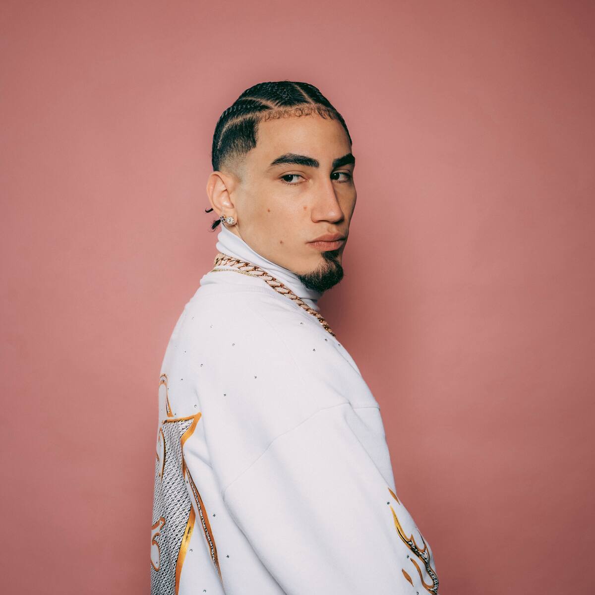 Omar Courtz rinde homenaje al reggaeton clásico y contemporáneo en 'Por Si Mañana No Estoy', su nuevo disco