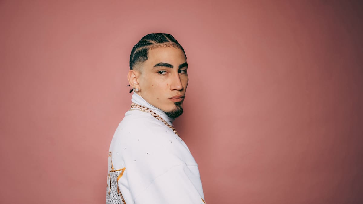 Omar Courtz rinde homenaje al reggaeton clásico y contemporáneo en 'Por Si Mañana No Estoy', su nuevo disco