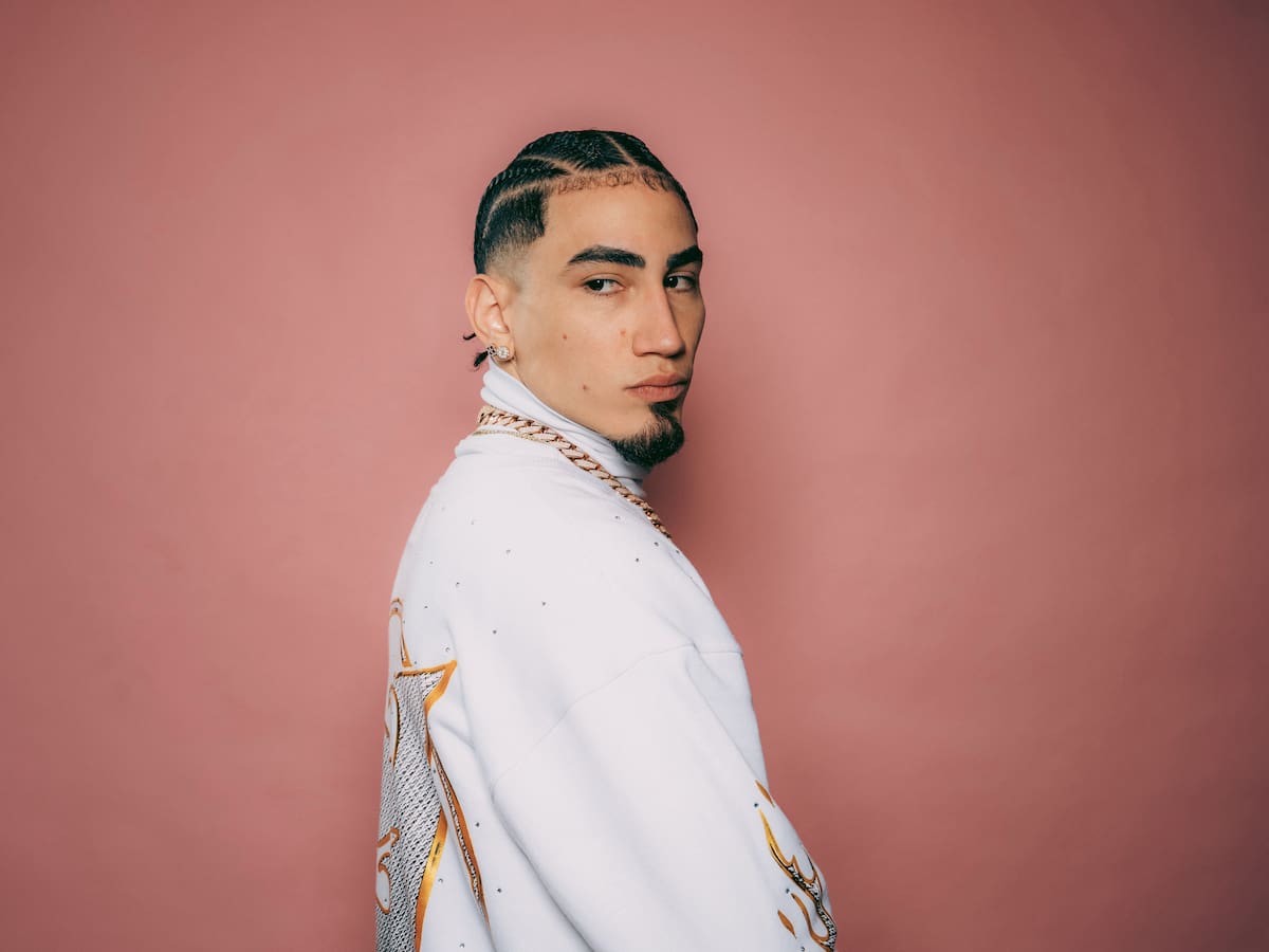 Omar Courtz rinde homenaje al reggaeton clásico y contemporáneo en 'Por Si Mañana No Estoy', su nuevo disco