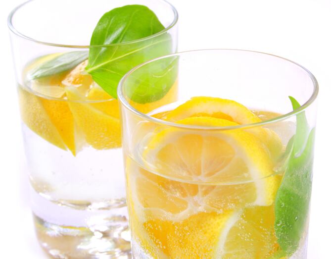 Dos vasos de agua con limón