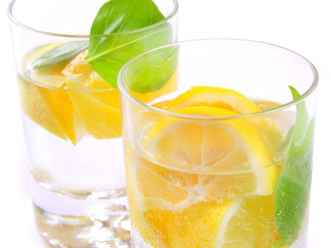 Dos vasos de agua con limón