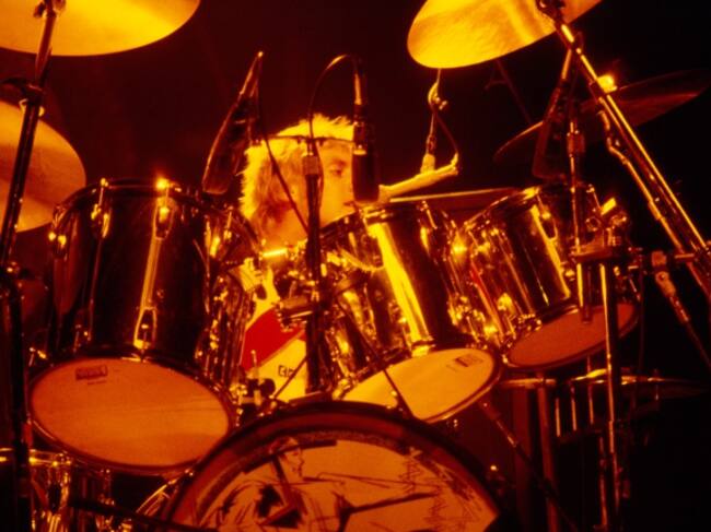 Roger Taylor, de Queen, tocando la batería en el Byrne Arena de Nueva Jersey en 1982