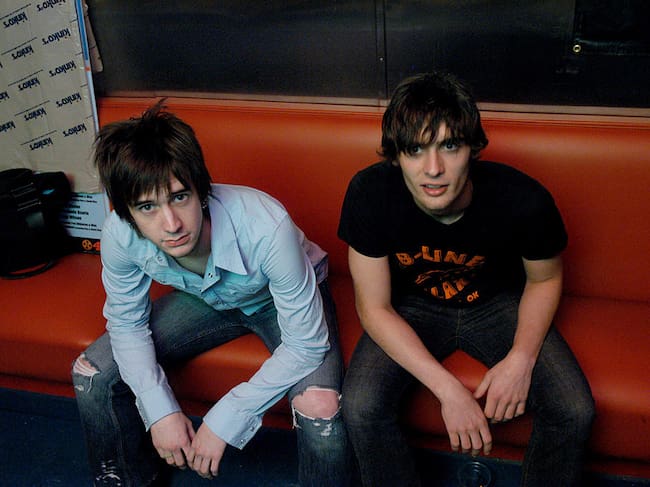 Nick Wheeler y Tyson Ritter de The All- American Rejects, 2004