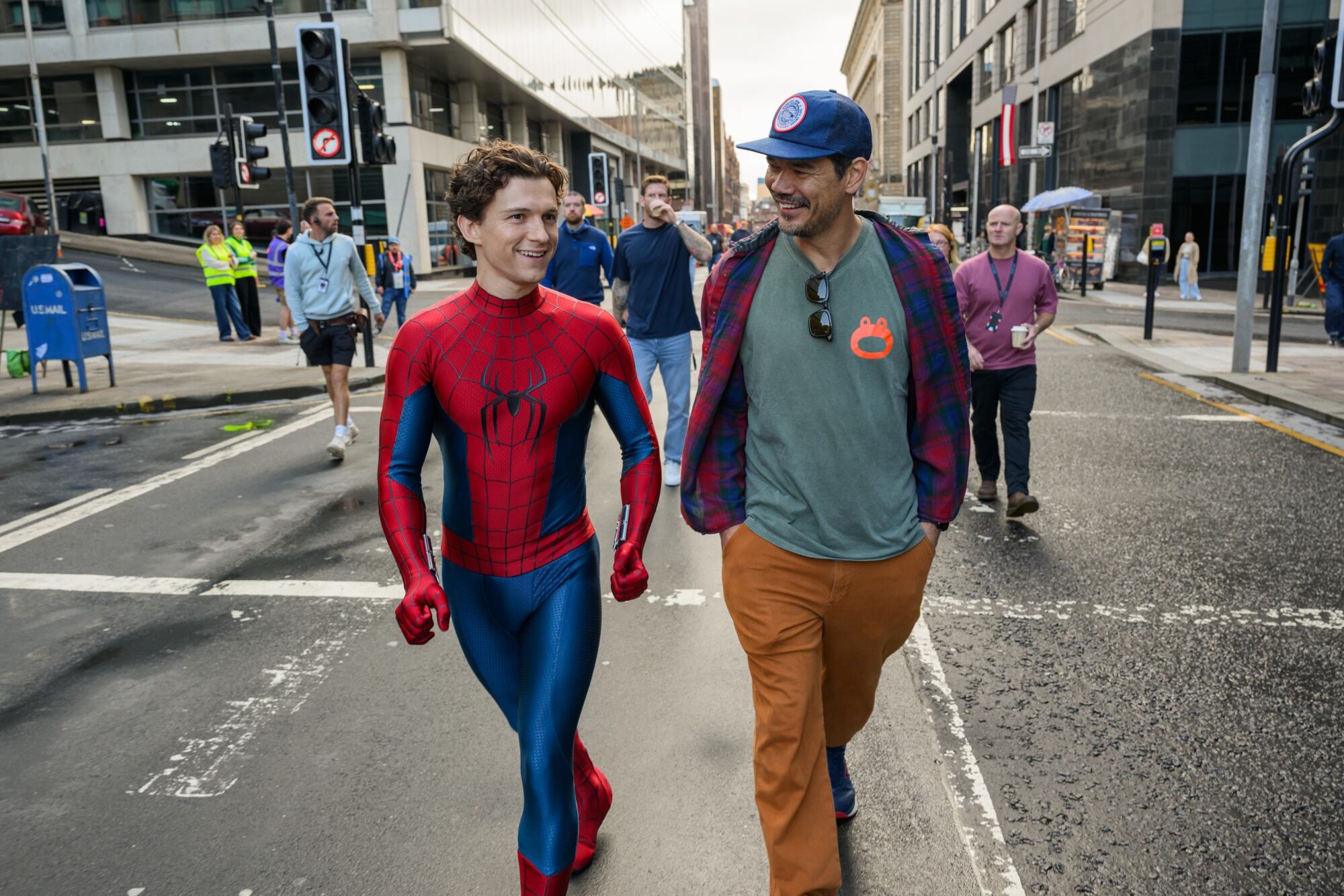 Tom Holland y Destin Daniel Cretton en el set de rodaje de 'Spider-Man: Brand New Day'. / Sony Pictures