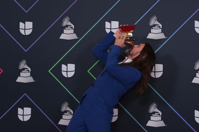 Juanes besando su galardón en la ceremonia de entrega de los Latin Grammy 2021.