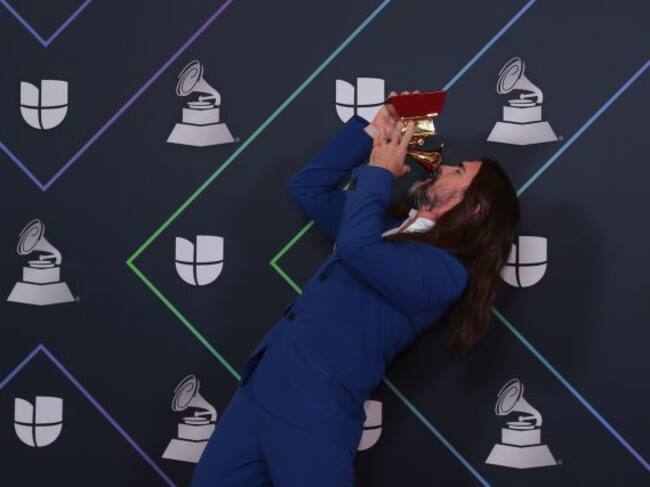Juanes besando su galardón en la ceremonia de entrega de los Latin Grammy 2021.
