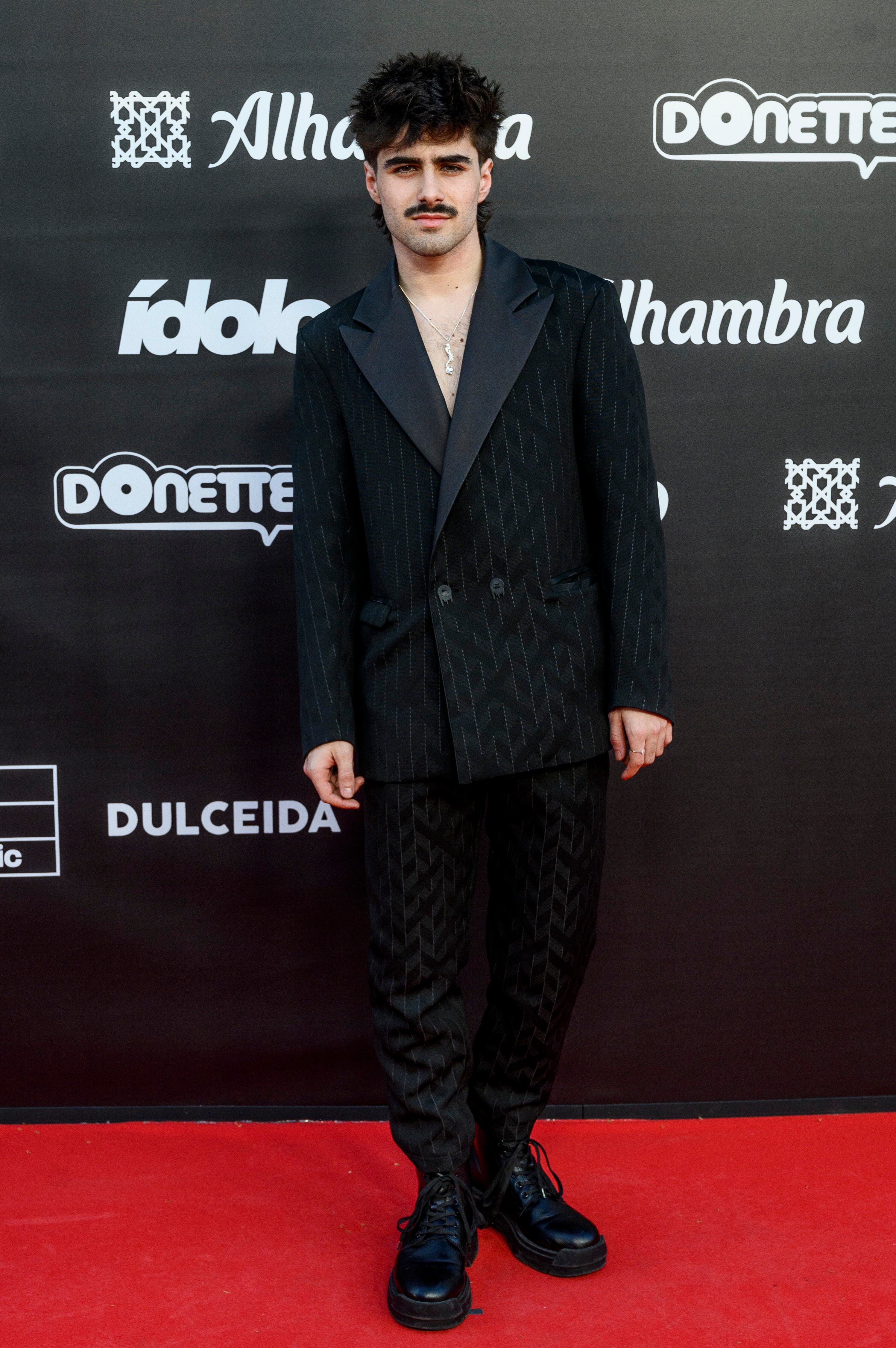 La noche de lanzamiento de su primer single, 'Rompeolas', Martin Urrutia se fue de fiesta a los Premios Ídolo donde se reencontró con muchos de sus compañeros de OT 2023. Impresionante de traje.