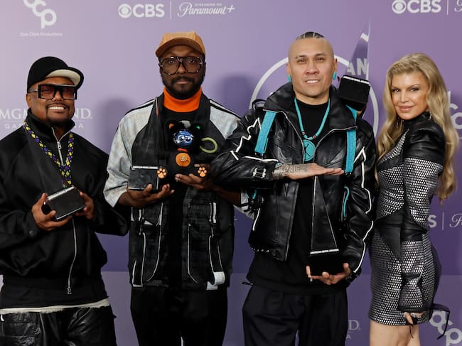 apl.de.ap, will.i.am, Taboo y Fergie en la sala de prensa de los AMA's 2026 tras ganar el premio a Mejor Canción Retro - FilmMagic