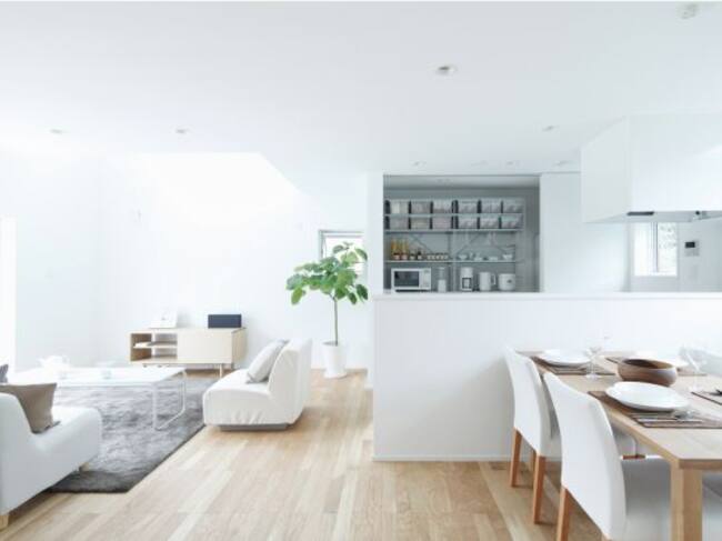 Interior de una de sus casas prefabricadas