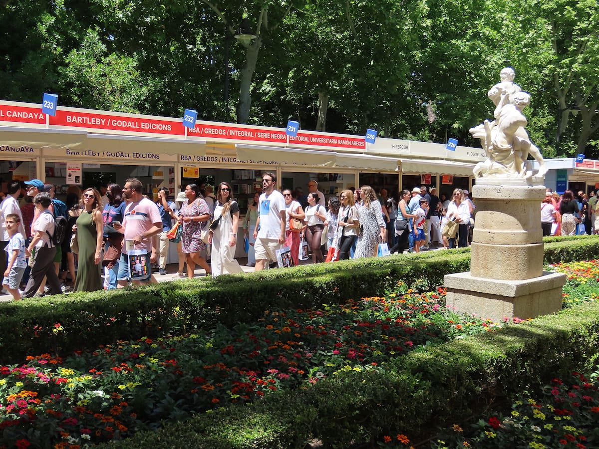 ¿Quién firma hoy, lunes 8 de junio, en la Feria del Libro 2026? Todos los autores y a qué hora estarán en el Retiro