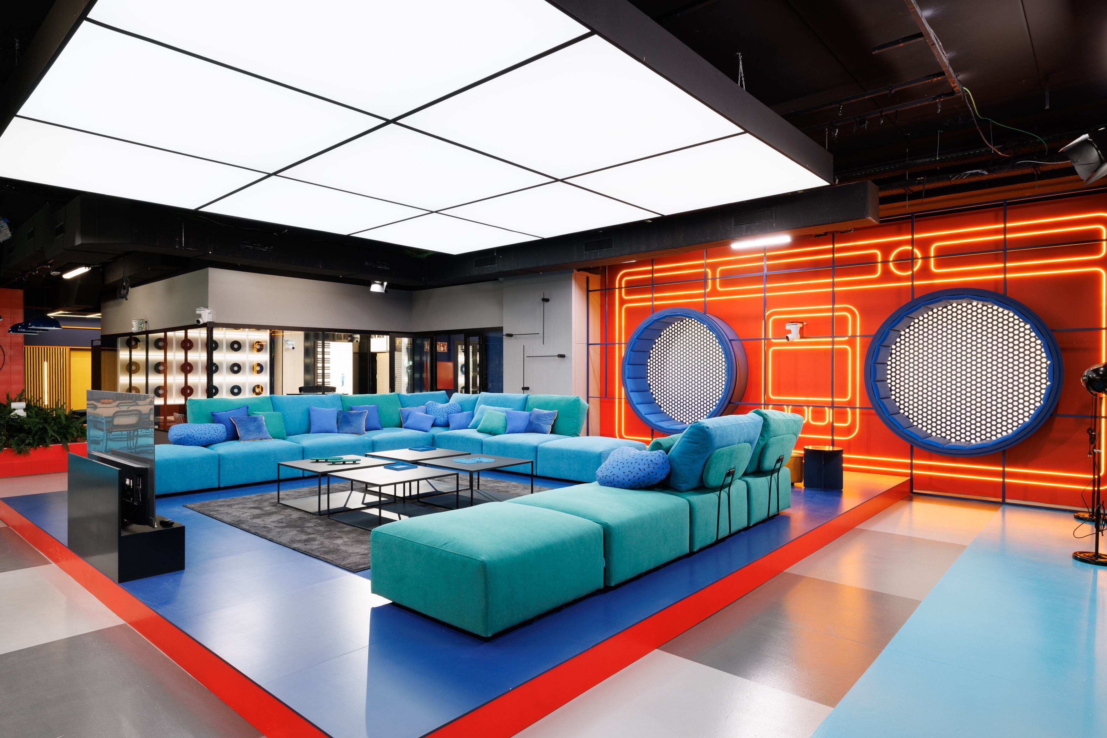 Este salón ha visto juegos, canciones y hasta las mismísimas campanadas de fin de año. Ahora, con Prime como casa, los chicos y chicas de OT2023 podrán disfrutar del catálogo de la plataforma antes de irse a la cama. ¿Serán más de despedirse del día agitados con 'The Boys', o de risas con 'La que se avecina'?