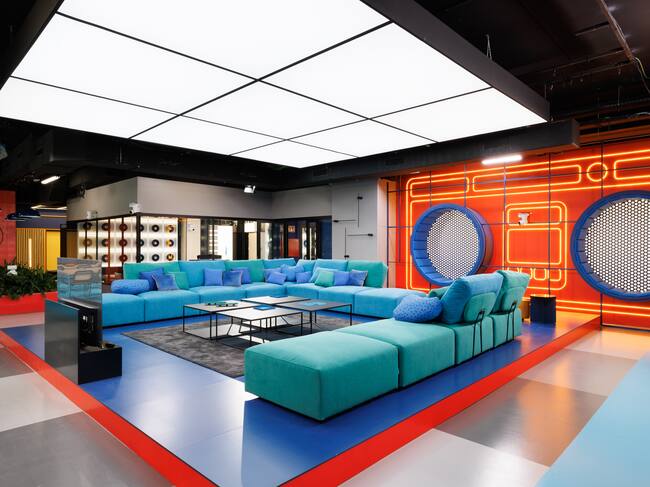 Este salón ha visto juegos, canciones y hasta las mismísimas campanadas de fin de año. Ahora, con Prime como casa, los chicos y chicas de OT2023 podrán disfrutar del catálogo de la plataforma antes de irse a la cama. ¿Serán más de despedirse del día agitados con 'The Boys', o de risas con 'La que se avecina'?