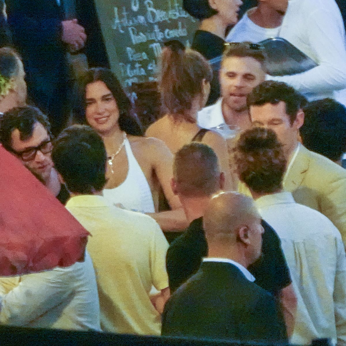 Dua Lipa y Callum Turner celebran la preboda más divertida del año en Palermo: invitados VIP, looks y momentazos