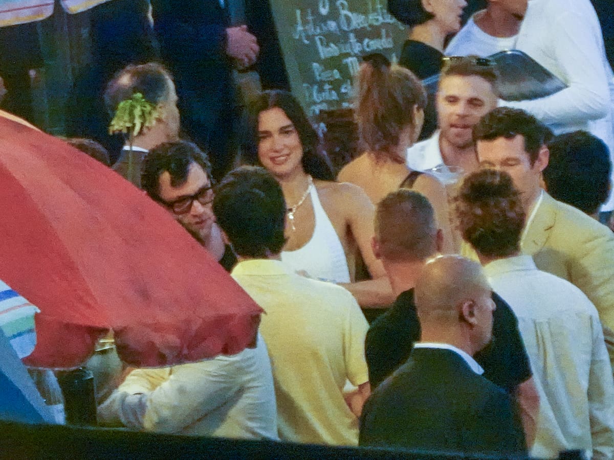 Dua Lipa y Callum Turner celebran la preboda más divertida del año en Palermo: invitados VIP, looks y momentazos