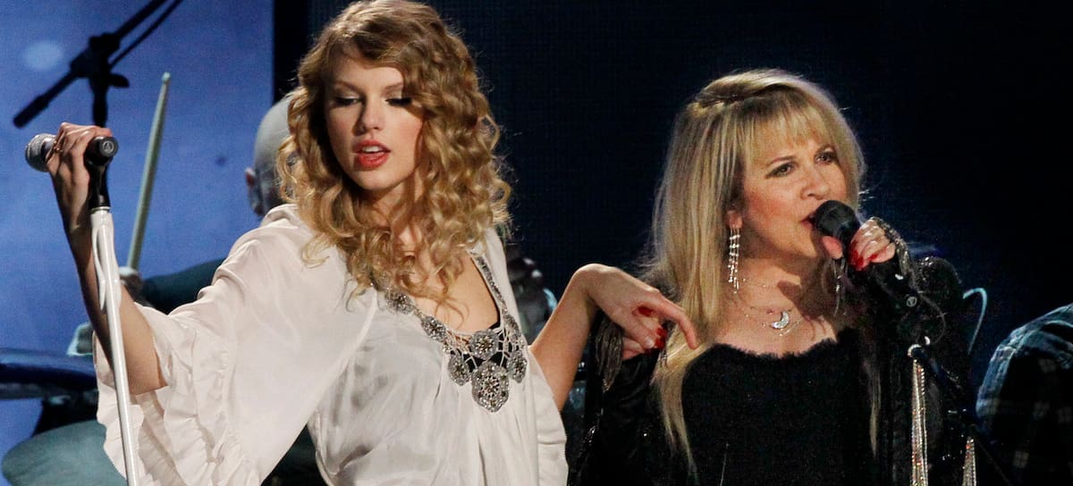 Taylor Swift y Stevie Nicks actuando en la 52.ª edición de los premios GRAMMY, celebrada el 31 de enero de 2010 en el STAPLES Center de Los Ángeles, California.