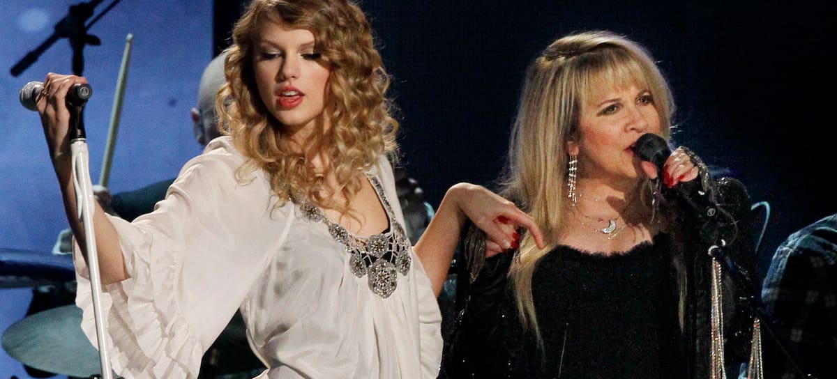 Taylor Swift y Stevie Nicks actuando en la 52.ª edición de los premios GRAMMY, celebrada el 31 de enero de 2010 en el STAPLES Center de Los Ángeles, California.
