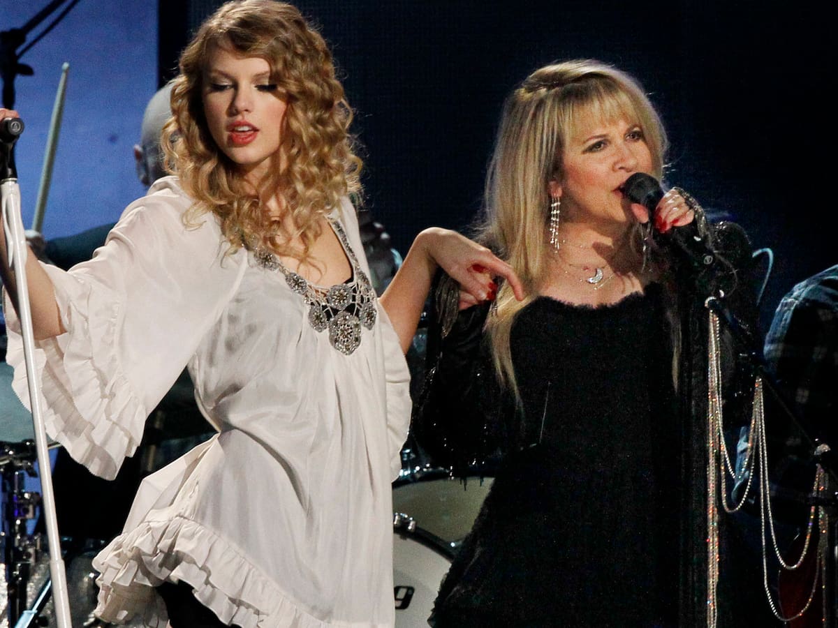 Stevie Nicks actuó en la boda de Taylor Swift y Travis Kelce según una periodista que asistió al enlace