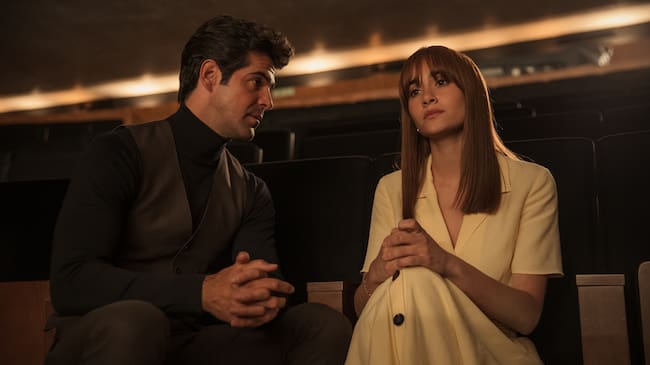 Miguel Ángel Muñoz y Aitana en una escena de 'Pared con pared'.