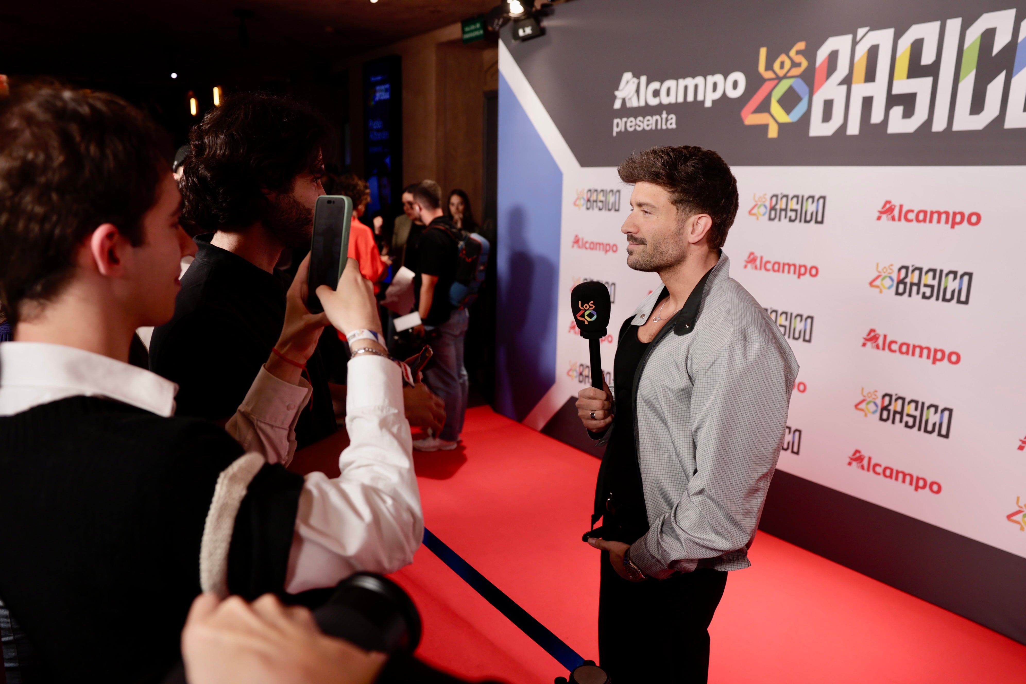 Pablo Alborán, minutos antes de subir al escenario, contesta las pregutnas de nuestros compañeros de LOS40.
